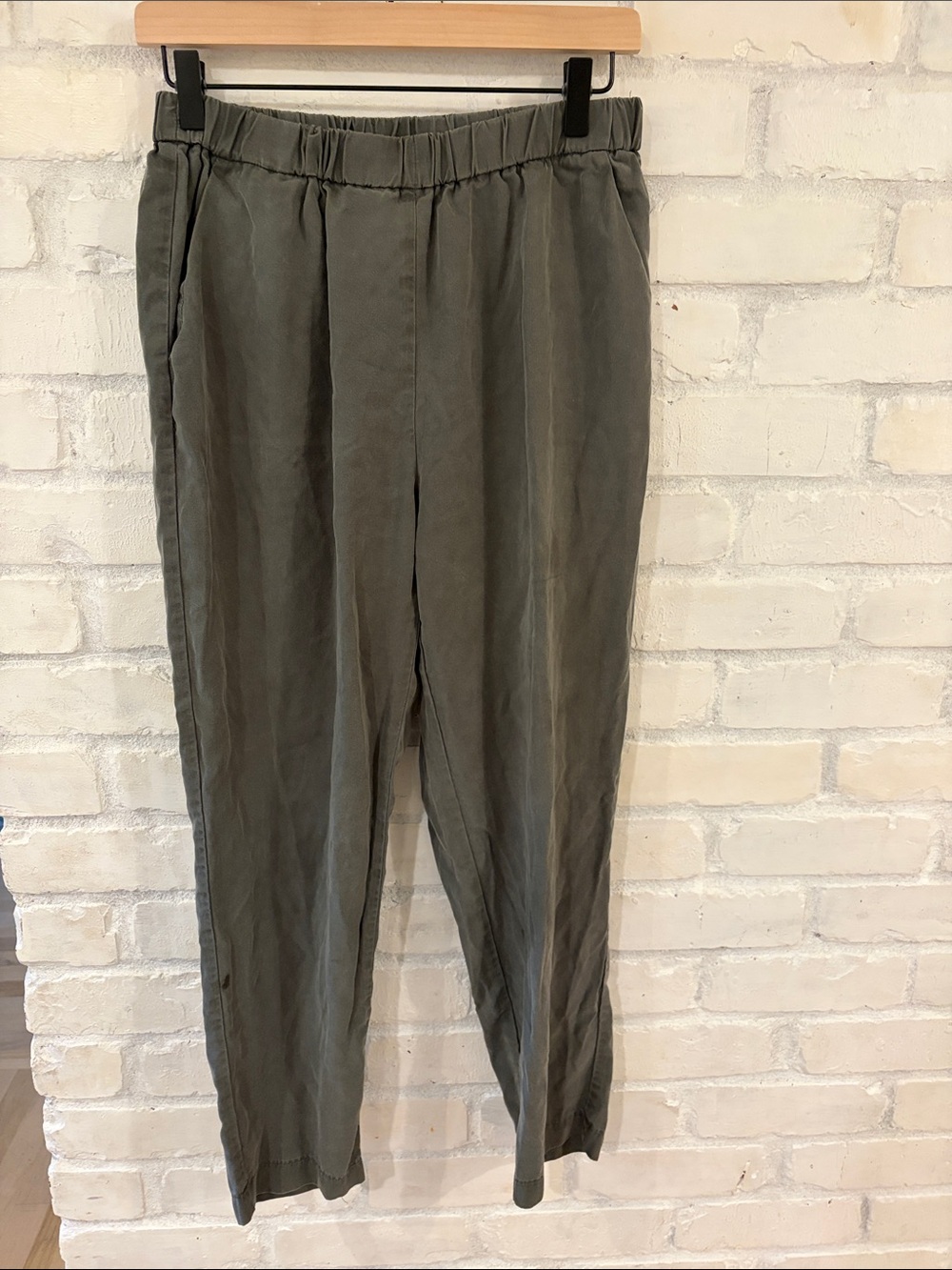 VETTA Relaxed Elastic-Waist Chinos in Olive (B6)